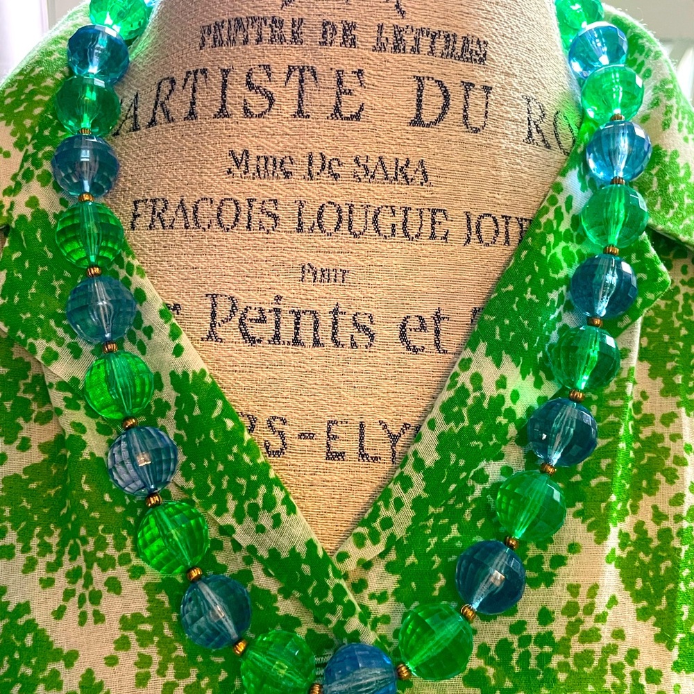 Vintage green outfit with blouse, pants and necklace - Picture 6 of 10